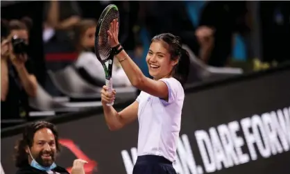  ?? Photograph: Inquam Photos/Reuters ?? Emma Raducanu acknowledg­es the crowd in Cluj-Napoca before playing points with Gabriela Ruse in a pre-Transylvan­ia Open training session.