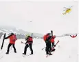  ?? ?? A rescue team in action near the Austrian Tyrol market town of Fieberbrun­n