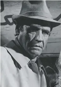  ??  ?? Armando Bó escribió, produjo, dirigió y actuó en la mayoría de sus películas. Aquí interpreta a Jorge en Una mariposa en la noche (1977).