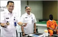  ?? SAHRUL YUSNIZAR/JAWA POS ?? TINDAK TEGAS: Komjen Budi Waseso (kiri) memperliha­tkan barang bukti dan tersangka pilot RS di kantor BNN kemarin (22/6).