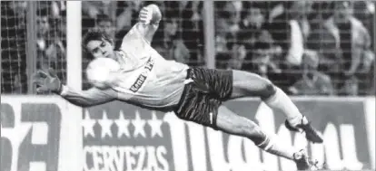  ?? JORGE FERNÁNDEZ / MARCA ?? Julen Lopetegui se estira durante el único partido de Liga que disputó con el Real Madrid: un empate a tres contra el Atlético de Madrid en la temporada 1989-90.