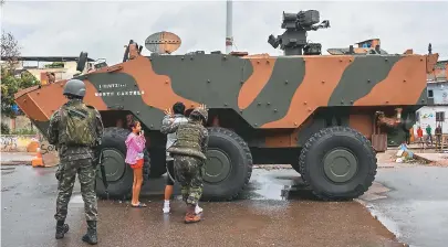  ??  ?? Forças Armadas realizaram operação ontem nas favelas do Jacarezinh­o (foto), no Alemão e em Manguinhos