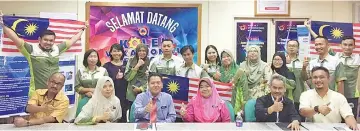  ??  ?? Sirhajwan (right), Ibrahim (left) and Al-Khalifa (standing sixth left) with Latifah (seated third right), Johari (third left) and other officers and college lecturers.