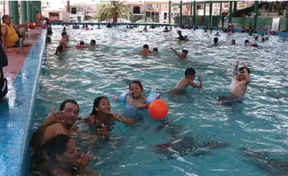  ?? FOTOS: YAZMÍN SÁNCHEZ ?? En Tampico cerca de 1 mil personas llegaron a las piscinas del sector Tancol.