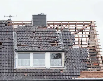  ?? FOTO: MARIUS BECKER/DPA ?? Vor allem das Dach können Tornados beschädige­n. Hier deckte ein Wirbelstur­m in Viersen in Nordrhein-Westfalen große Teile davon ab.
