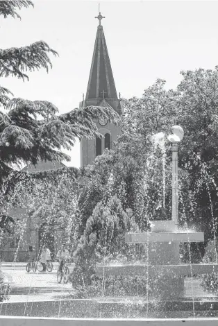  ?? FOTOS: SEBASTIÁN CORTÉS Y ARCHIVO LA NUEVA. ?? La plaza principal de la localidad de Huanguelén, a 225 kilómetros de Bahía Blanca.