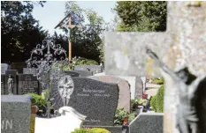  ??  ?? Der Friedhof oben auf dem Hügel. An seiner Stelle stand die erste Kirche in Osterbuch, von der es heute keine Spuren mehr gibt.