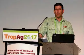  ?? PHOTO: ANDREA DAVY ?? BIG PICTURE: Rice grower Peter Macdonald speaking at TropAg.