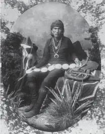  ??  ?? En el siglo XIX, los navajos (arriba, un platero en 1885) se enfrentaro­n a las Fuerzas Armadas de EE UU, pero al final fueron sometidos.