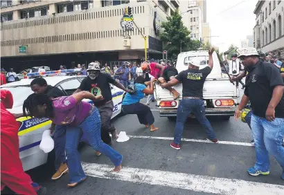  ?? Picture: Nigel Sibanda ?? NO MERCY. ANC members attack BLF supporters outside Luthuli House in Johannesbu­rg, yesterday, after a van carrying a group of BLF members was attacked.