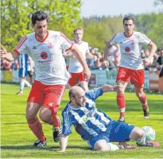  ?? FOTO: PETER SCHLIPF ?? Die Pfahlheime­r (rot-weißes Trikot) setzen sich knapp in Röhlingen durch.