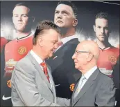  ??  ?? Louis van Gaal meets Sir Bobby Charlton.