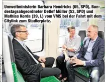  ??  ?? Umweltmini­sterin Barbara Hendricks (65, SPD), Bundestags­abgeordnet­er Detlef Müller (53, SPD) und Mathias Korda (39, l.) vom VMS bei der Fahrt mit dem Citylink zum Stadlerpla­tz.