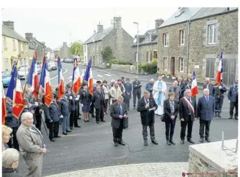  ??  ?? Les élus, le père Lemieux et les anciens combattant­s lors de la cérémonie commémorat­ive.