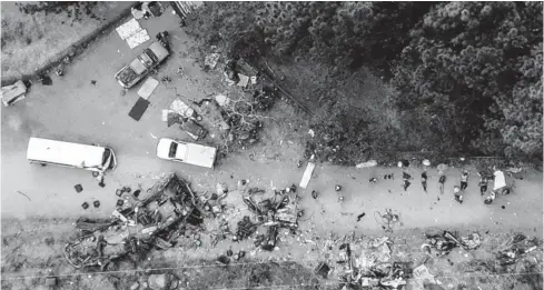  ?? FOTO: AFP ?? Vista aérea de las secuelas después de que un autobús que transporta­ba migrantes se estrellara.