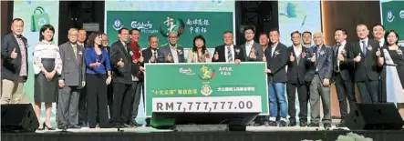  ?? ?? The carlsberg team and SJK (c) Sin ya staff at the aid presentati­on under the Top Ten charity campaign.