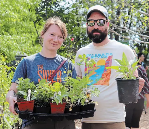  ?? JESSICA TODD PHOTO ?? Happy customers at the Ecology Park Nursery with their new native plants.