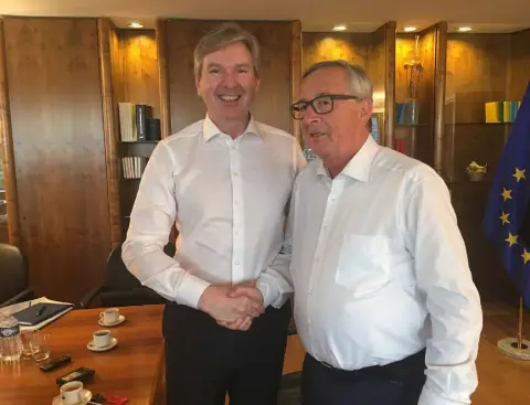  ??  ?? UNITED CAUSE: INM Group Editor-in-Chief Stephen Rae (left) with European Commission President Jean-Claude Juncker