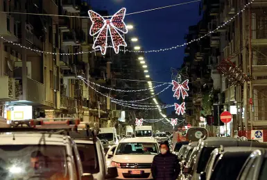  ??  ?? Gli addobbi Nella foto di Gino Sasanelli le prime stelle di Natale in via Principe Amedeo a Bari