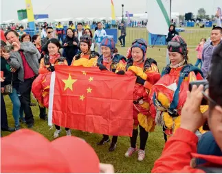  ?? Fotos de VCG ?? 26 de octubre de 2019. El equipo femenino de China logró el primer lugar en la disciplina de salto en paracaídas en los Juegos Militares de Wuhan 2019.