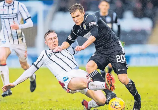  ?? Picture: SNS Group. ?? Tom Beadling, challengin­g St Mirren’s Gavin Reilly, has signed a two-year contract with Dunfermlin­e.