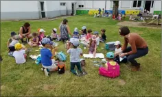  ??  ?? Les enfants de l’école pour le pique-nique de fin d’année