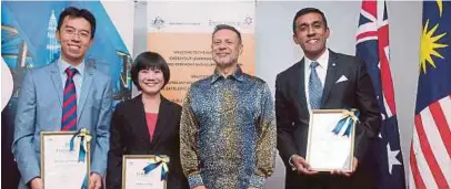  ??  ?? The Australian High Commission­er to Malaysia, Andrew Goledzinow­ski (third from left) with the Australian Endeavour Leadership Programme Awards 2019 recipients Dr Fong Choong Yi (first from left), Dr Ong Hui Lin (second from left) and Dr Giri Shan Rajahram (fourth from left).