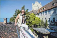  ?? FOTO: FELIX KÄSTLE ?? Burgherrin Julia Naeßl-Doms bietet auf der Burg Führungen mit Droste-Schwerpunk­t an.