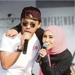  ??  ?? ELLA berduet bersama suami.