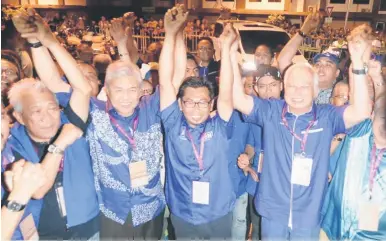  ?? — Gambar James Tseu ?? BN MENANG: Najib (kanan) bersama Ahmad Zahid (dua kiri) dan Bung Moktar (kiri) mengangkat tangan Mohamad (dua kanan) selepas keputusan PRK Kimanis diumum memihak kepada BN malam semalam.