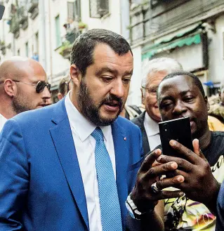  ??  ?? Al VastoIl ministro dell’Interno, Matteo Salvini, nella recente visita compiuta a Napoli dove s’intrattenn­e anche con i cittadini e gli stranieri vicino la stazione Fs
