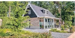  ??  ?? Vom Tiny House bis zur großzügige­n Villa gibt es unterschie­dliche Haustypen.