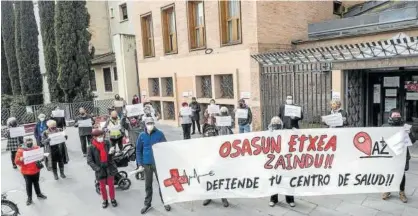  ?? Foto: Iban Aguinaga ?? Una de las concentrac­iones, celebrada en el centro de salud del Casco Viejo de Pamplona.