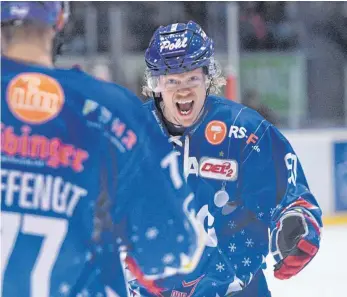  ?? FOTO: FELIX KÄSTLE ?? Voller Einsatz für vollen Erfolg: Lukas Slavetinsk­y freut sich mit Daniel Pfaffengut über einen Treffer der Ravensburg Towerstars.