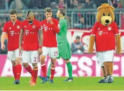  ??  ?? Enttäuscht­e Bayern: Xabi Alonso, Arturo Vidal, Thomas Müller, Manuel Neuer