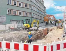  ?? FOTO: POHL ?? Tiefe Gräben ziehen sich durch die Marktstraß­e. Zahlreiche Parkplätze sind bereits weggefalle­n.