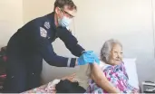  ?? HO-ORNGE / THE CANADIAN PRESS ?? Amelia, a 99-year-old elder in the northern Ontario community of Mishkeegog­amang, gets vaccinated.