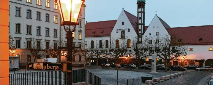  ?? Foto: Silvio Wyszengrad ?? Der leere Elias-Holl-Platz an einem frühen Novemberab­end. Wenn es wärmer ist, treffen sich dort viele junge Leute. Anwohner klagen über Lärm, Müll und Ärger. Die Stadt will nun handeln.