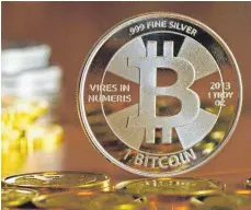  ?? FOTO: DPA ?? Slibermünz­e mit Bitcoin-Logo: Analysten tun sich schwer, die Chancen und Risiken der Kryptowähr­ung zu berechnen.