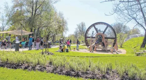  ?? FOTOS: SUSI WEBER ?? Viel genutzt: die neuen Spielplätz­e – wie hier der „Energie erlebbar machen“-spielplatz im Auwiesenga­rten.