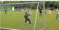  ?? FOTO: FABER ?? Nervenstar­k vom Punkt: Joshua Lind (r.) vom ASC Dudweiler verwandelt den Siebenmete­r und trifft zum 1:0-Sieg gegen die SV Elversberg.