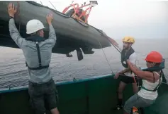  ??  ?? start. Klockan är fem på morgonen och en båt med flyktingar har siktats.