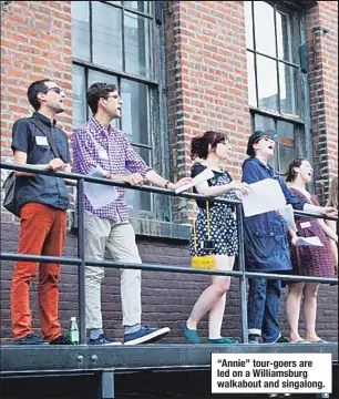  ??  ?? “Annie” tour-goers are led on a Williamsbu­rg walkabout and singalong.