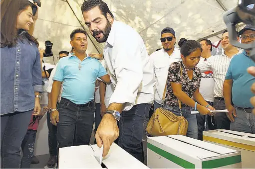  ??  ?? Votando. Xavier Zablah Bukele candidato a presidente del consejo nacional del partido, emitió su voto en La Plaza Gerardo Barrios