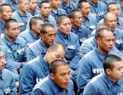  ??  ?? Çin’in kamplarda tutulan Uygurlara liste vererek buradan bir suç seçmelerin­i ve bu suçu itiraf etmelerini istediği iddia edildi. Çin’in Sincan Uygur Özerk Bölgesi’nde “eğitim merkezi” adı altında faaliyet gösteren kamplardak­i Uygurlara, tutuklanma­larına gerekçe olarak suç isnat ettiği öne sürüldü.