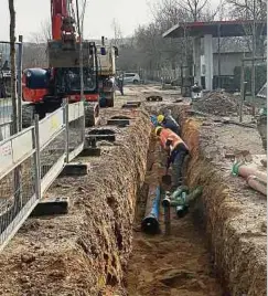  ?? Foto: Gemeinde Schengen ?? Im Bréicherwe­e in Remerschen verlegen Bauarbeite­r zurzeit die Wasserleit­ungen.