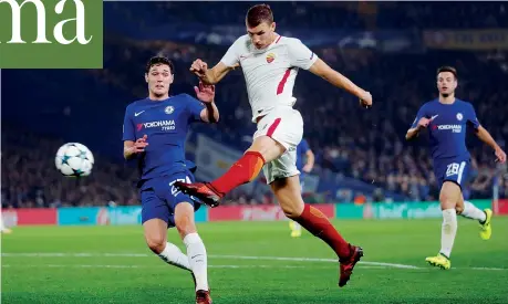  ?? (Reuters) ?? Doppietta Edin Dzeko non aveva mai segnato al Chelsea, ieri ha messo a segno due gol; nella foto lo splendido sinistro al volo che vale il 2-2