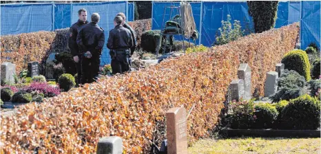  ?? FOTO: DPA ?? In einer beispiello­sen Ermittlung­saktion haben die Ermittler über 100 Leichen von Patienten exhumiert, wie etwa hier im Bild auf dem Friedhof im niedersäch­sischen Ganderkese­e in der Nähe von Bremen.