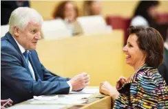  ?? Foto: dpa/Mattias Balk ?? Juni 2016: Haderthaue­r (r.) und Seehofer im Landtag