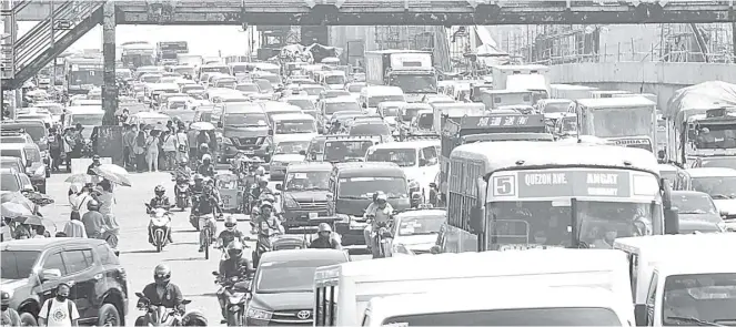  ?? PHOTOGRAPH BY ANALY LABOR FOR THE DAILY TRIBUNE ?? HEAVY traffic is back in many highways in the National Capital Region as restrictio­ns are eased despite the continuing presence of the new coronaviru­s in the country.
